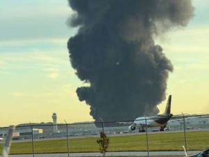 அமெரிக்காவில் மக்கள் குடியிருப்புக்குள் வெடித்து சிதறிய விமானம்