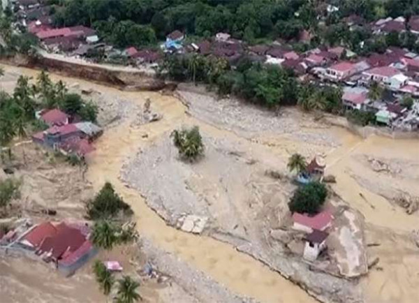 இந்தோனேசியாவில் பெய்து வரும் கன மழை - ஆயிரத்தைக் கடந்த பலி எண்ணிக்கை