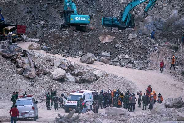 இந்தோனேசியாவில் பயங்கர கல்குவாரி விபத்து - 10 பேர் பலி