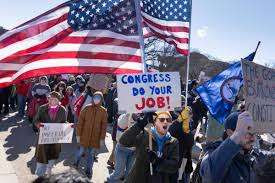 அமெரிக்காவில்   எலான் மஸ்கிற்கு எதிராக   வெடித்த போராட்டம்