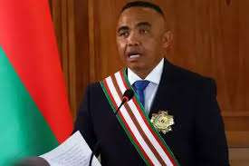 மடகஸ்காரில்  தீவிர போராட்டம் -  ஜனாதிபதி நாட்டை விட்டு தப்பியோட்டம்