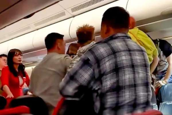 மலேசியாவிலிருந்து சீனாவுக்கு சென்ற விமானத்தில் சண்டை !