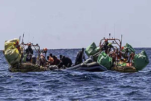  படகு கவிழ்ந்து விழுந்து  150க்கும் அதிகமானவர்கள் மாயம்