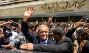 ஈரான் ஜனாதிபதி தேர்தலில் பழமைவாத வேட்பாளரை தோற்கடித்த மசூத் பெசெஷ்கியன் 