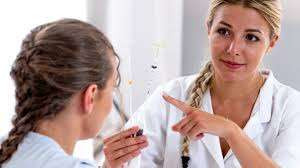 கருத்தடை சாதனத்தை கையில் பிடித்தபடி பிறந்த குழந்தை - அதிர்ச்சியில் மருத்துவர்கள்