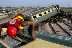 பாகிஸ்தானில் அதிவேக ரயில் தடம் புரண்டதில் 30 பேர் படுகாயம்