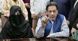 இம்ரான் கான், அவரது மனைவிக்கு 17 ஆண்டுகள் சிறைத் தண்டனை விதிப்பு