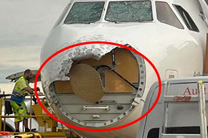  ஆலங்கட்டி விழுந்து விமானத்தின் கண்ணாடிகள் சேதம்!