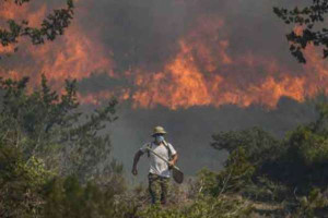 கிரீஸ் டெம்பே ரயில் விபத்து- நினைவு தினத்தில் வெடித்த வன்முறை!