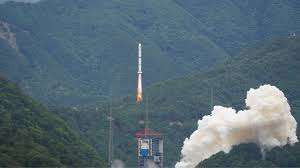 சீனாவில் குடியிருப்பு பகுதியில் விழுந்த ராக்கெட் பாகம்... பீதியில்  மக்கள்