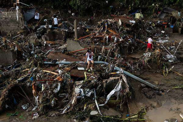 பிலிப்பைன்ஸ் நாட்டில்  ஃபங்-வாங் புயல்…..