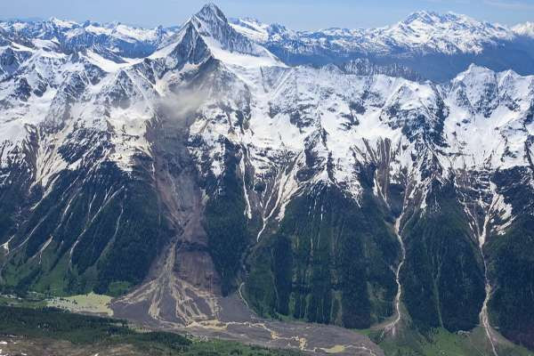 பனிப்பாறைச் சரிவில் மூழ்கிய சுவிஸ் கிராமம்….