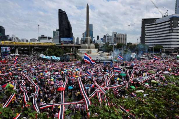 தாய்லாந்தில் பிரதமரை பதவி விலக கோரி ஆர்ப்பாட்டம்