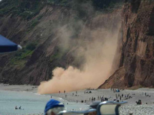 பிரிட்டனில் உல்லாசப் பயணிகளின் கண்முன்னே சரிந்த பாறை - அச்சத்தில் உறைந்த மக்கள்