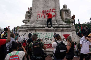 அமெரிக்காவில் நெட்டன்யாகுவிற்கு எதிர்ப்பு - கொடும்பாவி எரிப்பு