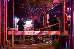 அமெரிக்க கடற்கரையில் சுற்றுலா பயணிகள் மீது துப்பாக்கி சூடு - 11 பேர் படுகாயம்