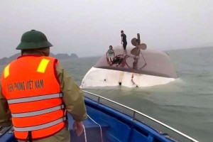 வியட்நாமில் சுற்றுலா படகு கவிழ்ந்து பெரும் விபத்து - 37 பேர் வரை பலியான சோகம்!