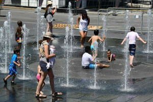 அதிக வெப்பத்தை எதிர்க்கொள்ளும் உலக நாடுகள்