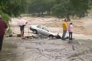 அமெரிக்காவில் திடீர் வெள்ளம் - 104 பேர் பலி