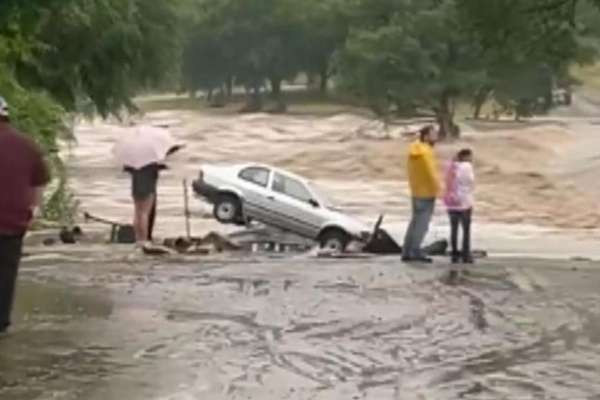 அமெரிக்காவில் திடீர் வெள்ளம் - 104 பேர் பலி