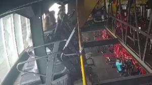 இந்தோனேசியாவில் 3வது மாடி ஜன்னலில் இருந்து தவறி விழுந்த பெண்