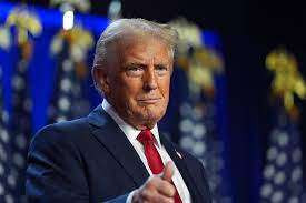 தனக்கு தானே சிலை வைத்த டொனால்ட் ட்ரம்ப்