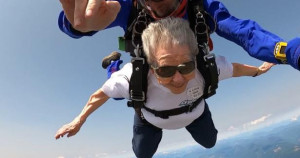 கனடாவில் 99ம் பிறந்த நாளை விமானத்திலிருந்து குதித்து கொண்டாடிய மூதாட்டி