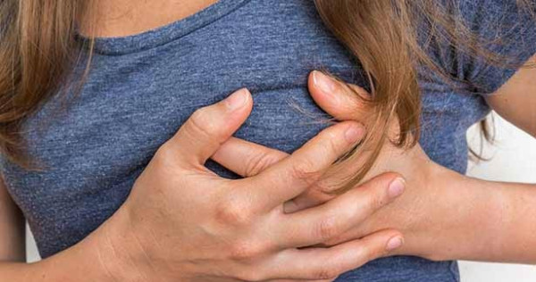 மார்பக வலியால் அவதிப்படும் பெண்கள் - காரணமும், தீர்வும்