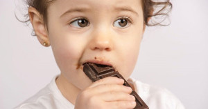 குழந்தைகள் அதிகளவு சாக்லெட் சாப்பிட்டால் ஏற்படும் பிரச்சனைகள்