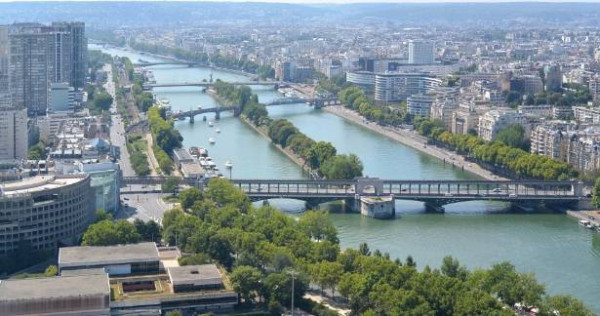 Île aux Cygnes - செயற்கையாய் ஒரு தீவு!!