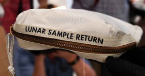 நீல் ஆம்ஸ்ட்ராங் பயன்படுத்திய பை 1.8 மில்லியன்டொலருக்கு ஏலத்தில் விற்பனை!