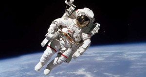 விண்வெளியில் பிடிமானமின்றி உலாவந்த முதல் வீரர் காலமானார்