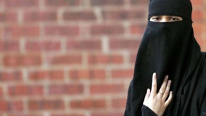 இருபது நபர்களால் முக்காடு அணிந்த பெண் தாக்கப்பட்டார்!!