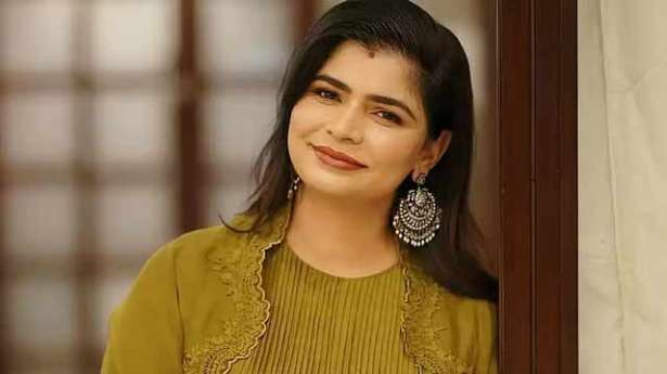 தமிழ் திரையுலகில் பாடகி சின்மயிக்கு ஏன் தடை  விதிக்கப்பட்டுள்ளது ? இதுதான் காரணமா?