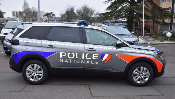 Drancy: மகிழுந்து மோதி ஐவர் காயம்!ஓட்டுநர் தப்பி ஓட்டம்!