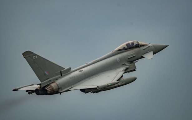 சிரியாவில் ஐ.எஸ் அமைப்பை தாக்கிய  பிரான்ஸ் மற்றும் பிரித்தானியா!!