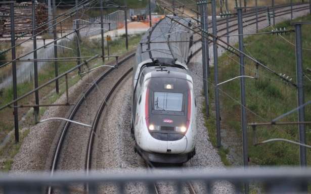 தொடருந்தில் வைத்து 6 வயது மகனை கொடூரமாக தாக்கிய தாய்! - கைது!!