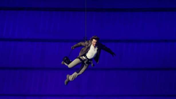 ஒலிம்பிக் நிறைவு விழா.. Stade de France கூரையில் இருந்து குதித்த Tom Cruise..!!
