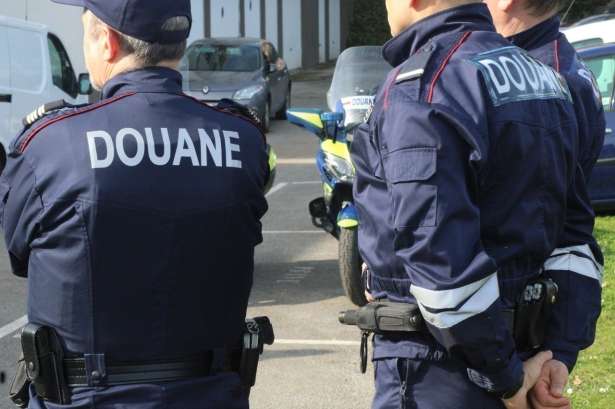 Aulnay-sous-Bois : சட்டவிரோத சீன பொருட்களை பறிமுதல் செய்த சுங்கம்!!