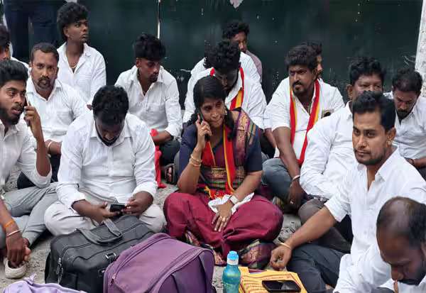 பனையூரில் விஜய் கார் முற்றுகை; அதிருப்தி நிர்வாகிகள் ஆவேசம் 