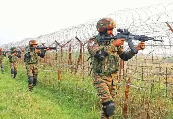 மீண்டும் பலத்த அடி; எல்லையில் நள்ளிரவில் வாலாட்டிய பாகிஸ்தானுக்கு இந்திய ராணுவம் பதிலடி