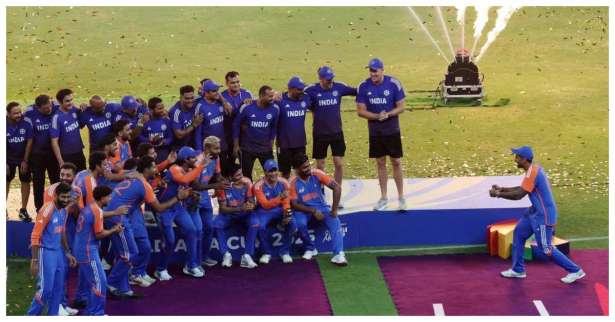 பாகிஸ்தான் அமைச்சர் கையில் இருந்து பெற மறுத்த இந்திய அணி
