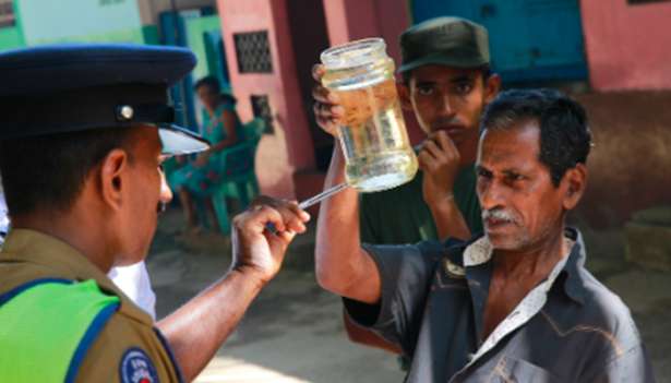 இலங்கையில் சுற்றுலாப் பயணிகளுடன் சென்ற நிலையில் விபத்துக்குள்ளான வேன்  