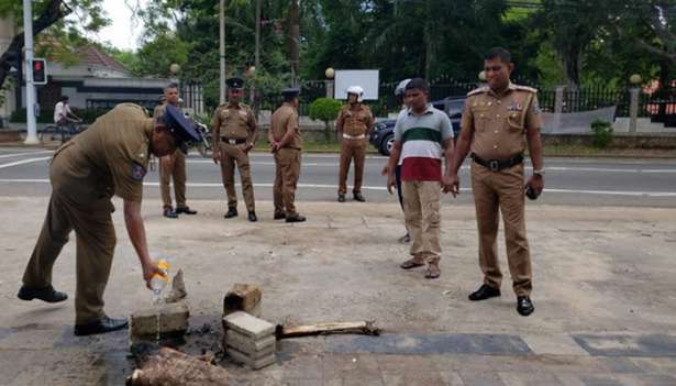 கிழக்குபல்கலைகழக மாணவர்களின் நினைவகத்தை அழித்த பொலிஸார் - வலுக்கும் கண்டனம்