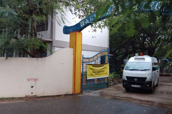 இலங்கையில் பாம்பு தீண்டிய நிலையில் பரீட்சை எழுதிய மாணவன்