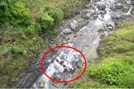 நேபாளத்தில் இடம் பெற்ற வீதி விபத்தில் 8 போ் உயிரிழப்பு