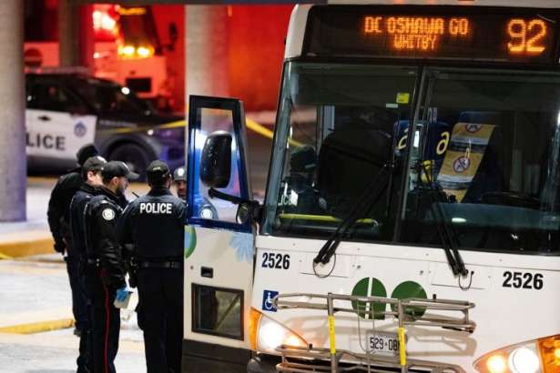 டொரோண்டோவில் பேருந்துக்குள் இடம்பெற்ற துப்பாக்கிச் சூடு – ஒருவர் பலி