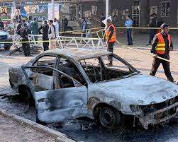 பாகிஸ்தான் அரச அதிகாரி கார் மீது பயங்கரவாதிகள் தாக்குதல் - 4 பேர் பலி