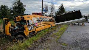 கனடாவில் பேருந்து கவிழ்ந்து விபத்து- சாரதி பலி