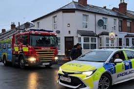 இங்கிலாந்தில் அவசரமாக வெளியேற்றப்பட்ட மக்கள் - இரண்டு பேர் கைது